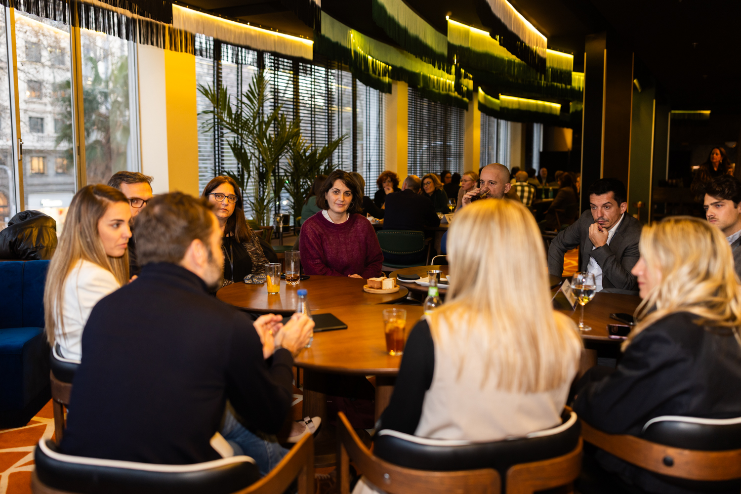 Personas conectando en un Antinetworking en salud